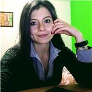 Profesora de inglés ofrece clases enfocadas en conversación a jóvenes y adultos